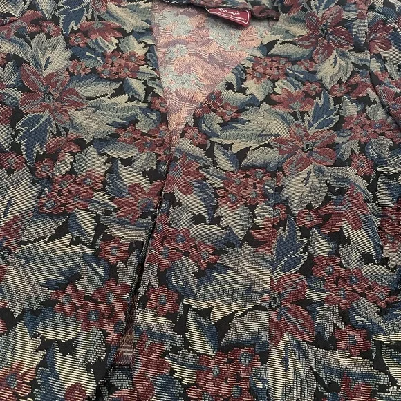 Red and Green Cropped Blazer with‎ Notched Lapels - Picture 6 of 12